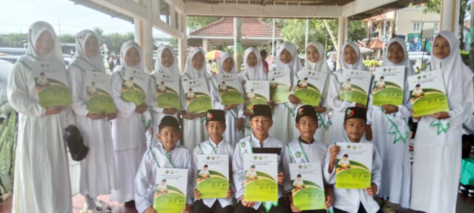 17 SISWA MIS AL FALAH KUNCUNG IKUTI WISUDA TAHFIDZ JUZ 30 DI MASJID AGUNG BAITUL MUKMININ JOMBANG