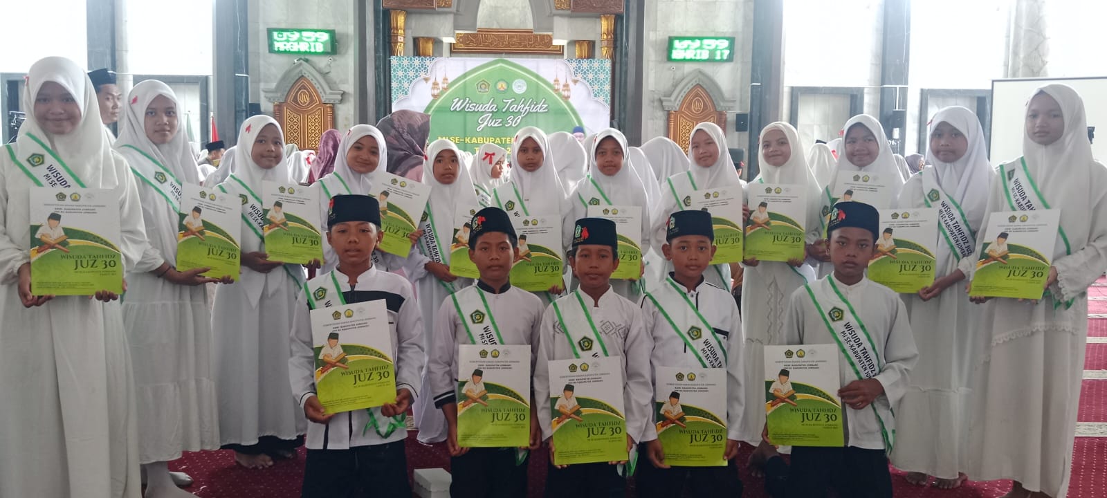 17 SISWA MIS AL FALAH KUNCUNG IKUTI WISUDA TAHFIDZ JUZ 30 DI MASJID AGUNG BAITUL MUKMININ JOMBANG