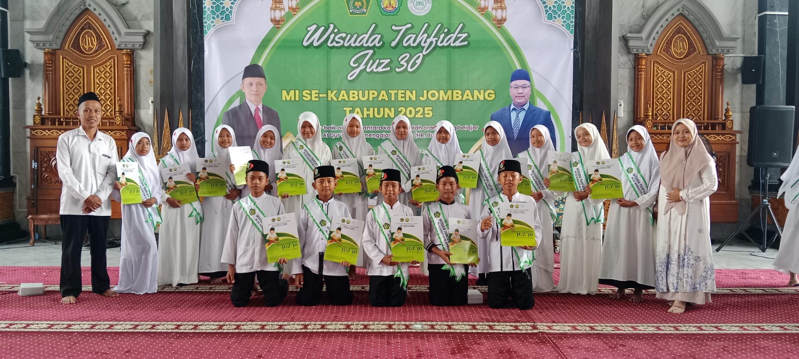 17 SISWA MIS AL FALAH KUNCUNG IKUTI WISUDA TAHFIDZ JUZ 30 DI MASJID AGUNG BAITUL MUKMININ JOMBANG